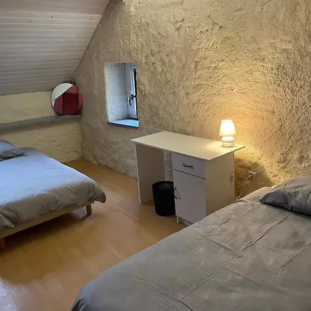 De La Haure, Lourdes *