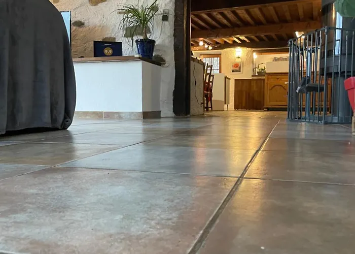 De La Haure, Lourdes *